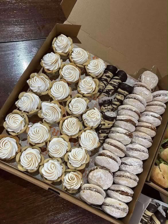 Surtido de mini pasteles y dulces