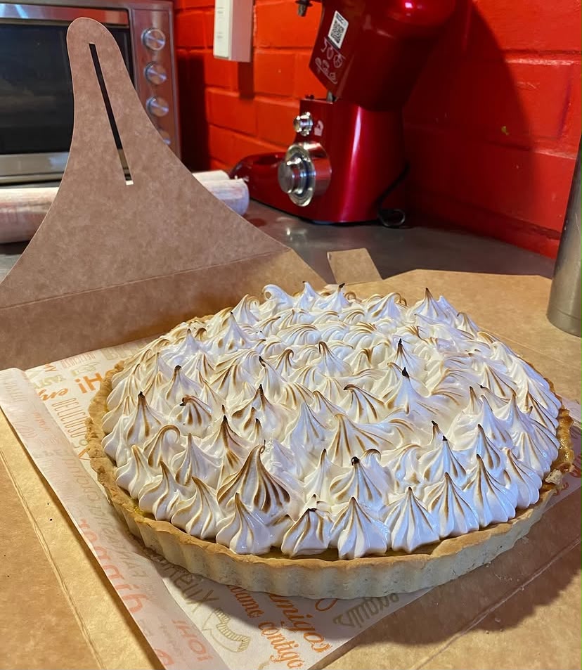 Pie artesanal cubierto con merengue
